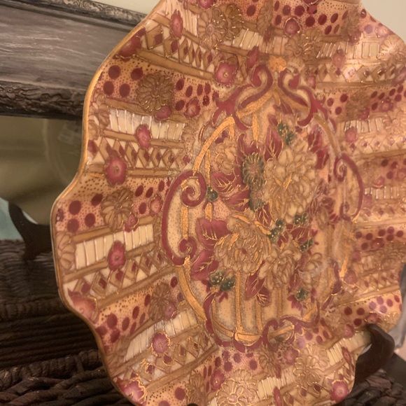 Decorative Oriental Style Plate with Scalloped Edge - Picture 4 of 6